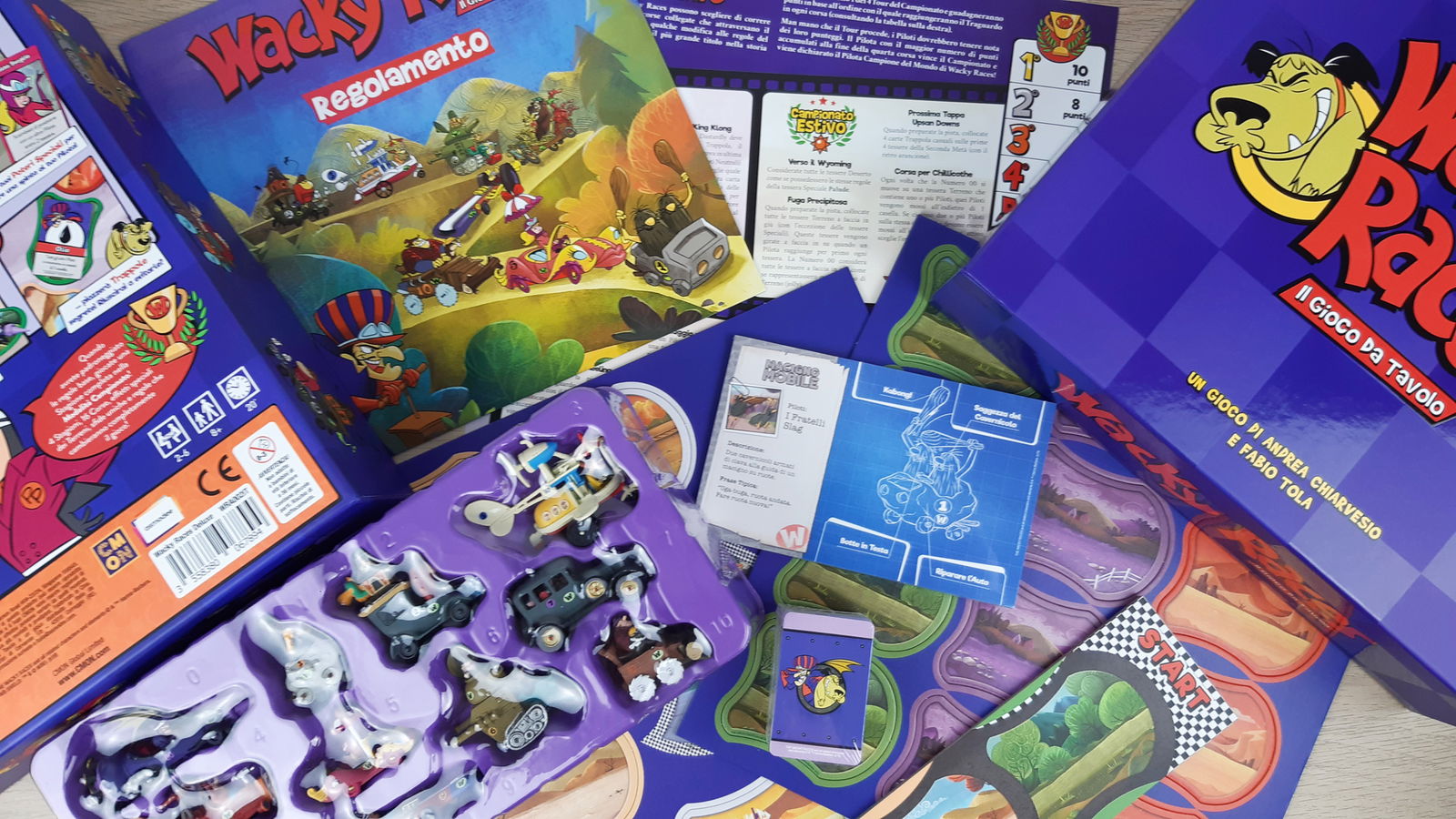 Clicca per vedere l'immagine originale Il contenuto dell'edizione Deluxe di Wacky Races