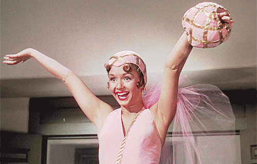 Clicca per vedere l'immagine originale Debbie Reynolds in un'iconica immagine di Singin' in The Rain