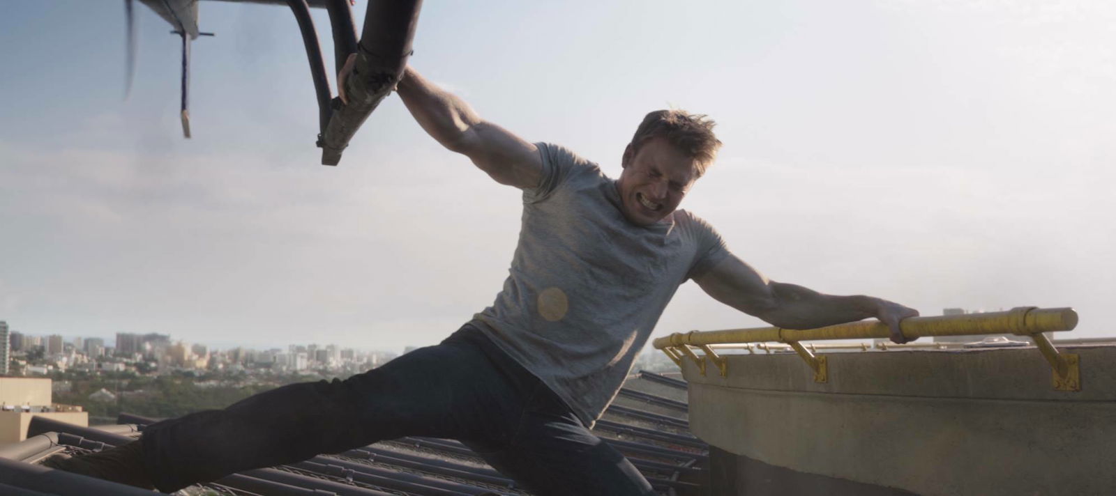 Clicca per vedere l'immagine originale Chris Evans durante una scena d'azione di Civil War