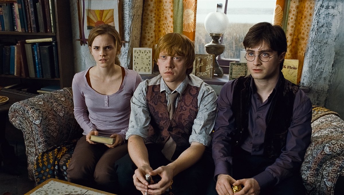Hermione, Ron y Harry sentados en un sofá