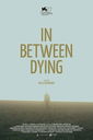 Copertina di In Between Dying, il film in gara a Venezia 77: trailer, trama e cast