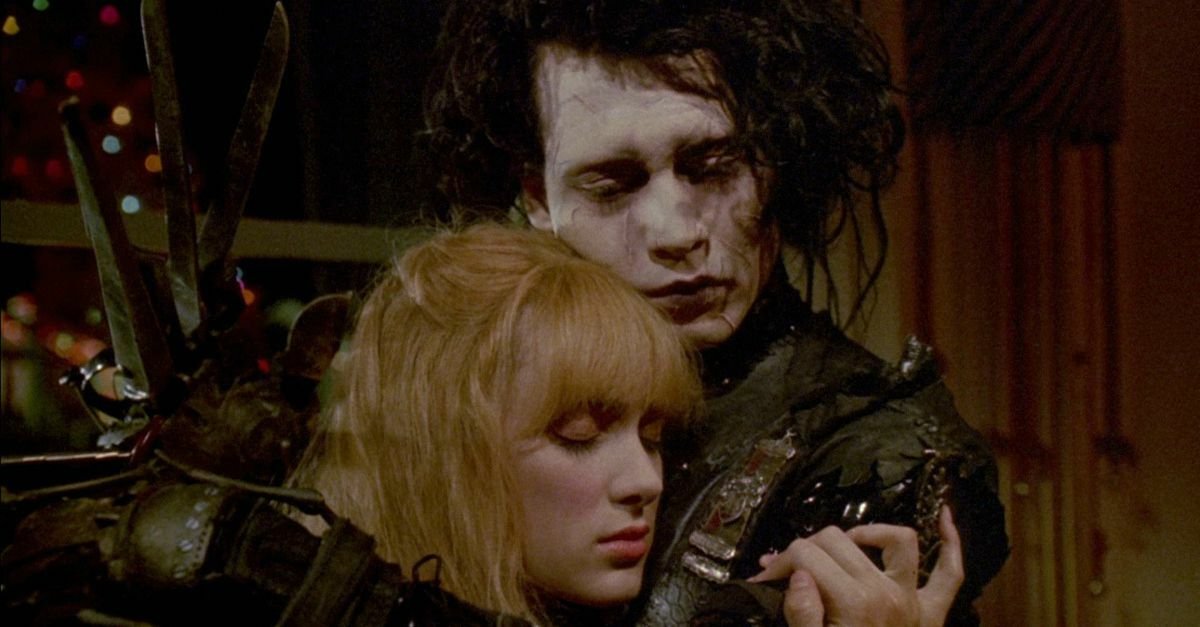 Edward y Kim se abrazan en una escena de la película.