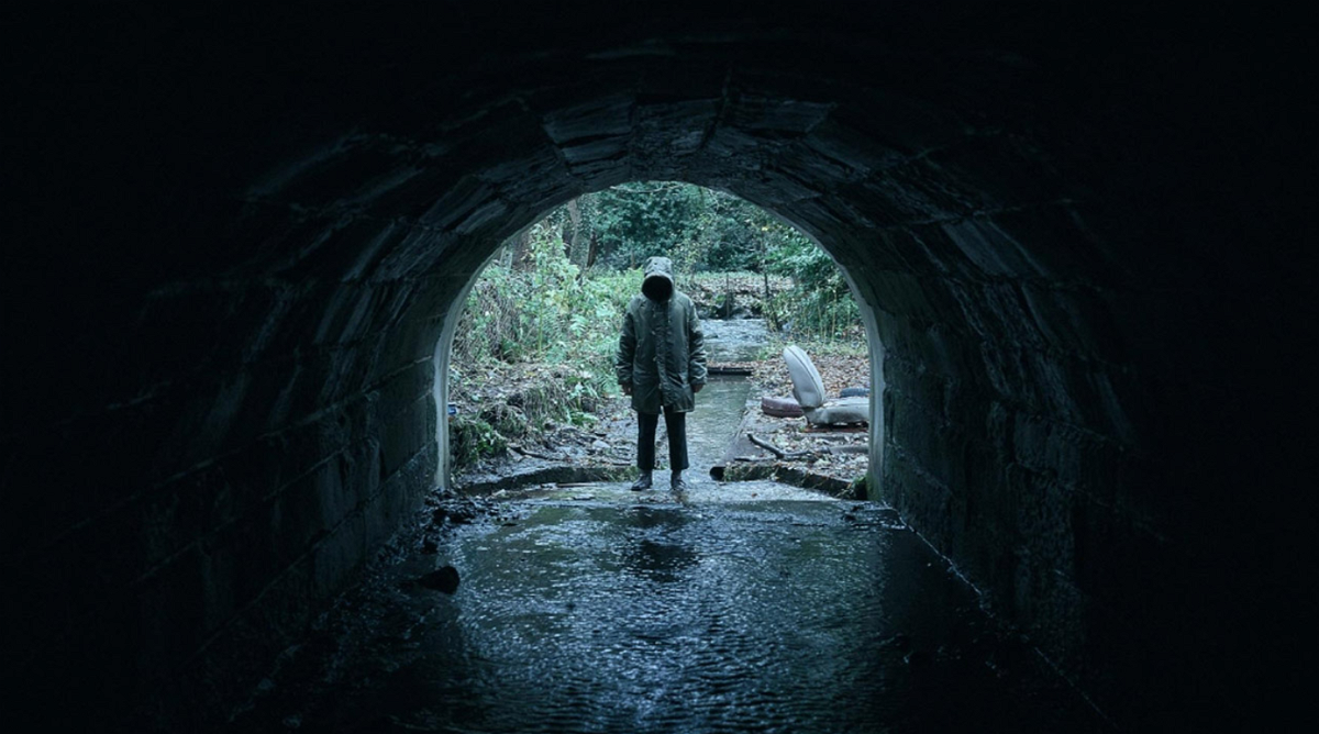 Callahan (Jake Davies) davanti al tunnell dentro il quale morirà