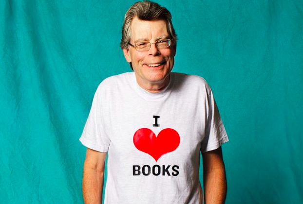 Stephen King con la maglietta I love books