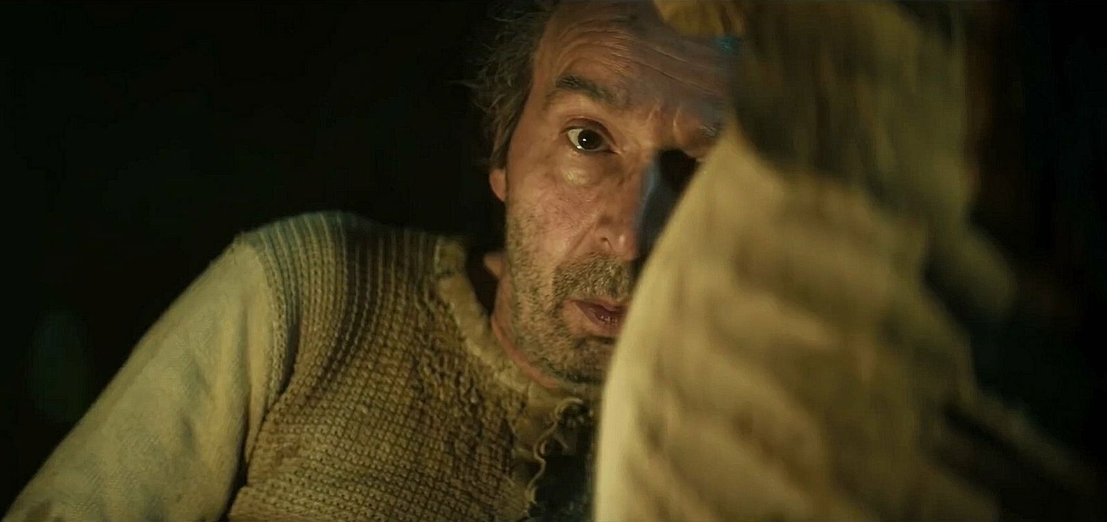 Clicca per vedere l'immagine originale Roberto Benigni osserva il pezzo di legno intagliato