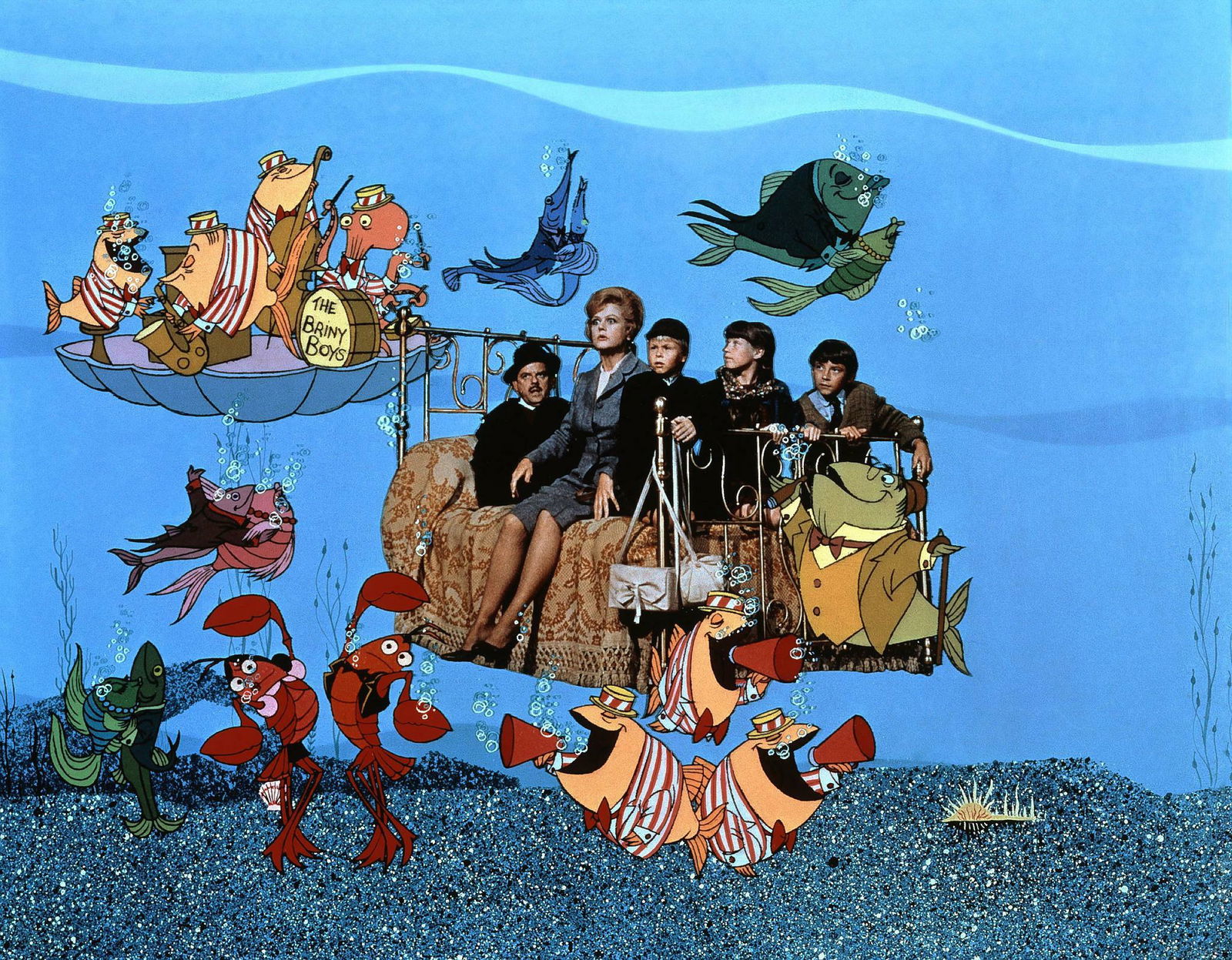 Clicca per vedere l'immagine originale I protagonisti di Pomi d'ottone e manici di scopa sott'acqua in una scena del film