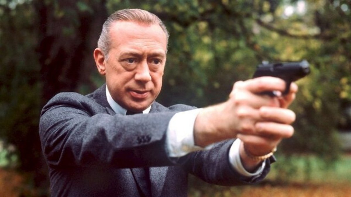 Horst Tappert con la pistola in mano ne L’Ispettore Derrick
