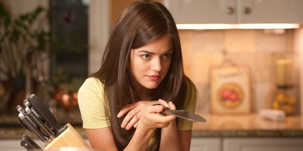 Clicca per vedere l'immagine originale Lucy Hale con un coltello in mano