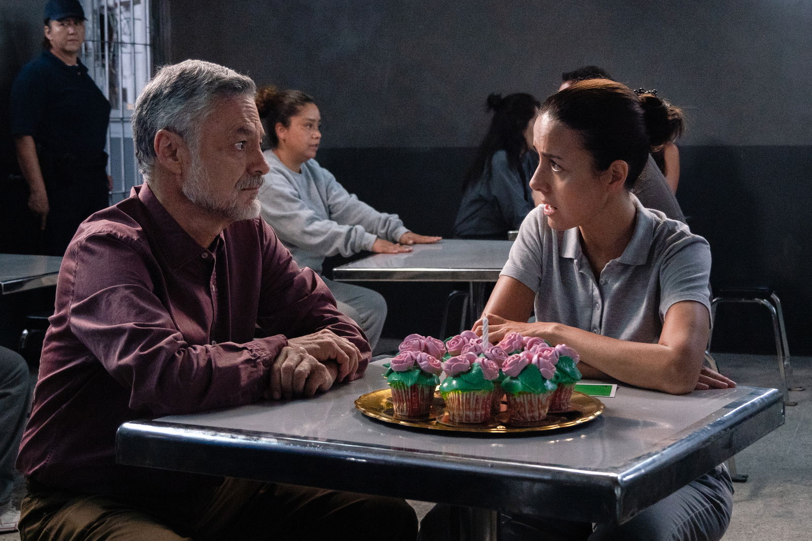 Una scena della terza stagione di La Casa de las Flores Due protagonisti di La Casa de las Flores dialogano in carcere