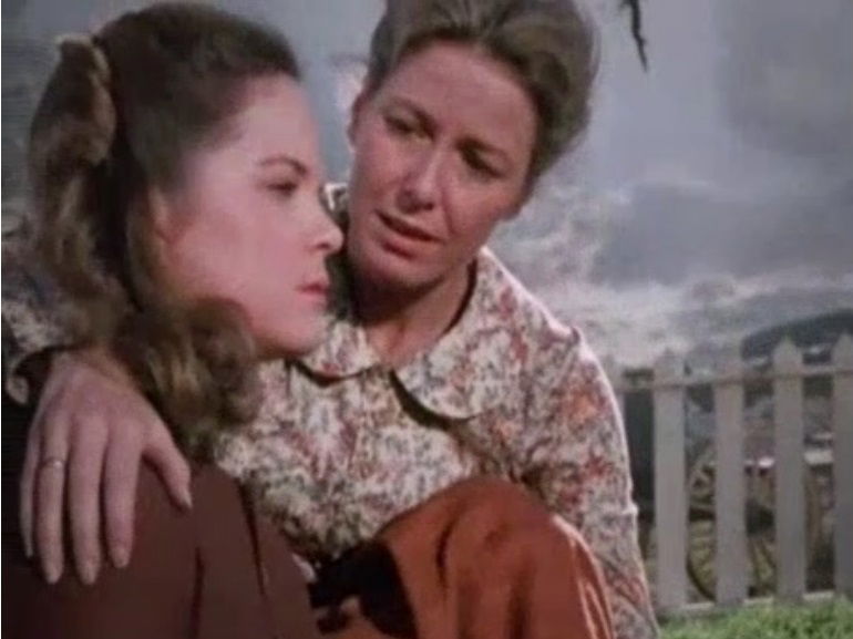 Click para ver la imagen original Mary Ingalls y su madre Caroline en una escena de House on the Prairie