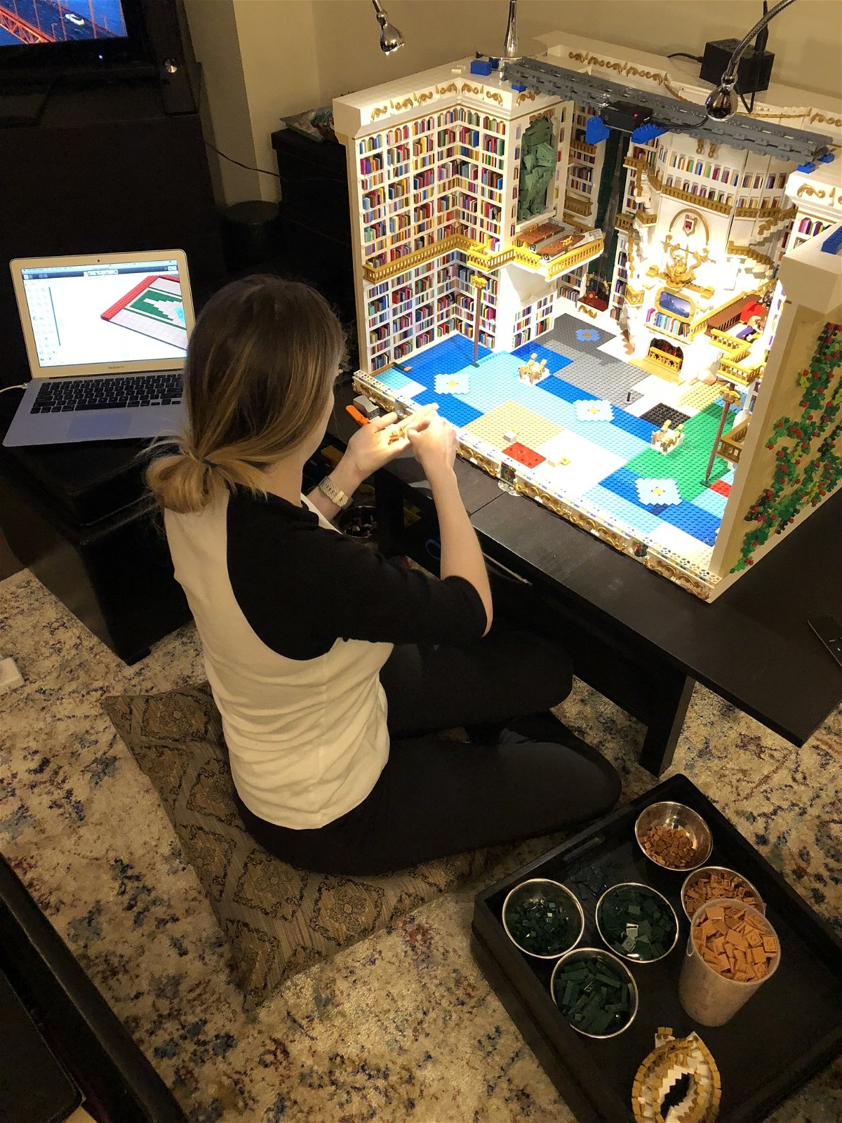 Sarah von Innerebner impegnata nella costruzione del set LEGO 