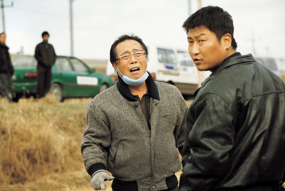 Song Kang-Ho in una scena del film Memorie di un assassino