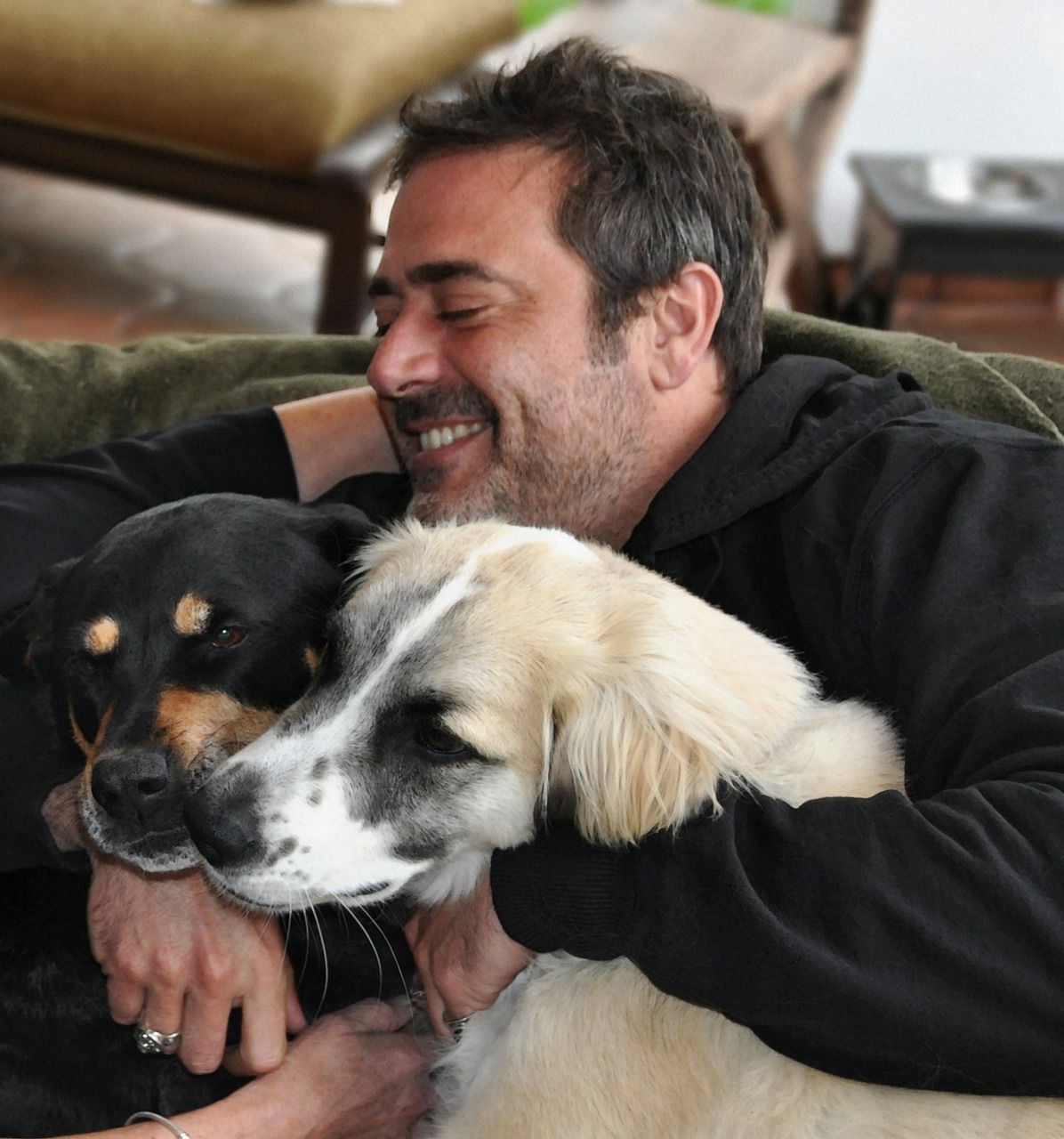 Clicca per vedere l'immagine originale Jeffrey Dean Morgan con i suoi cani, Bisou e Bandit