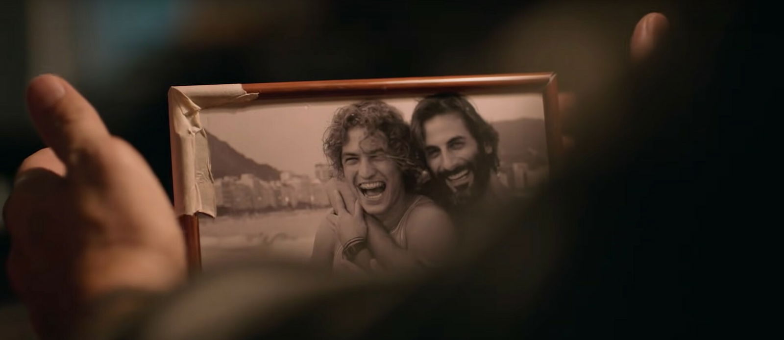 Un padre che lotta per la vita del figlio Flávio Tolezani e Gabriel Leone in DOM