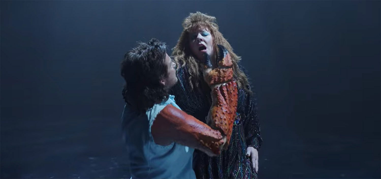 Το απίθανο ζευγάρι Ο Jason Bateman και η Melissa McCarthy σε μια ρομαντική σκηνή από το Thunder Force