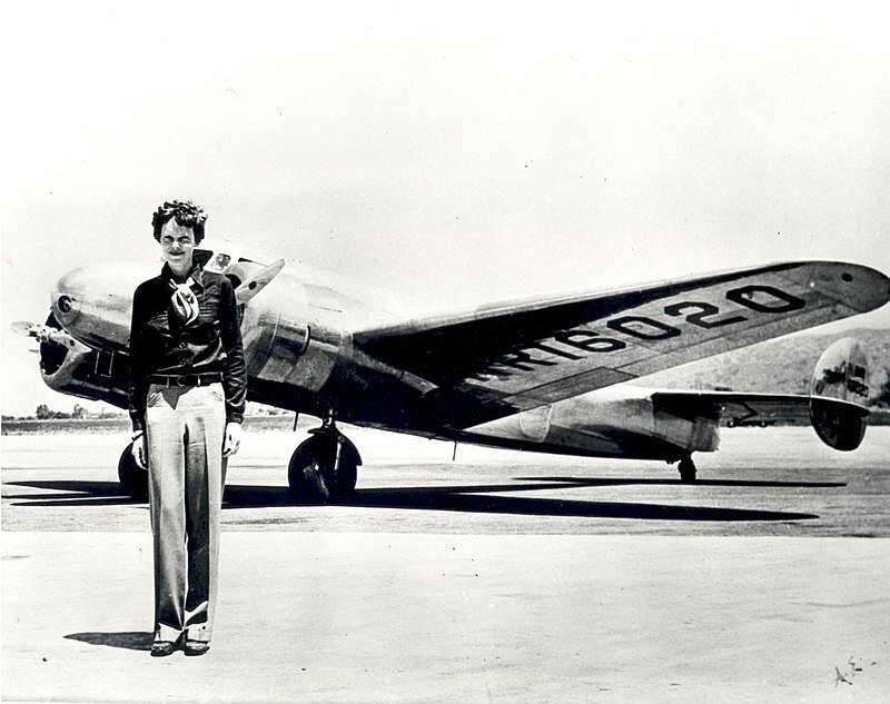 Amelia Earhart in uno scatto del 1937 di fronte al suo aereo