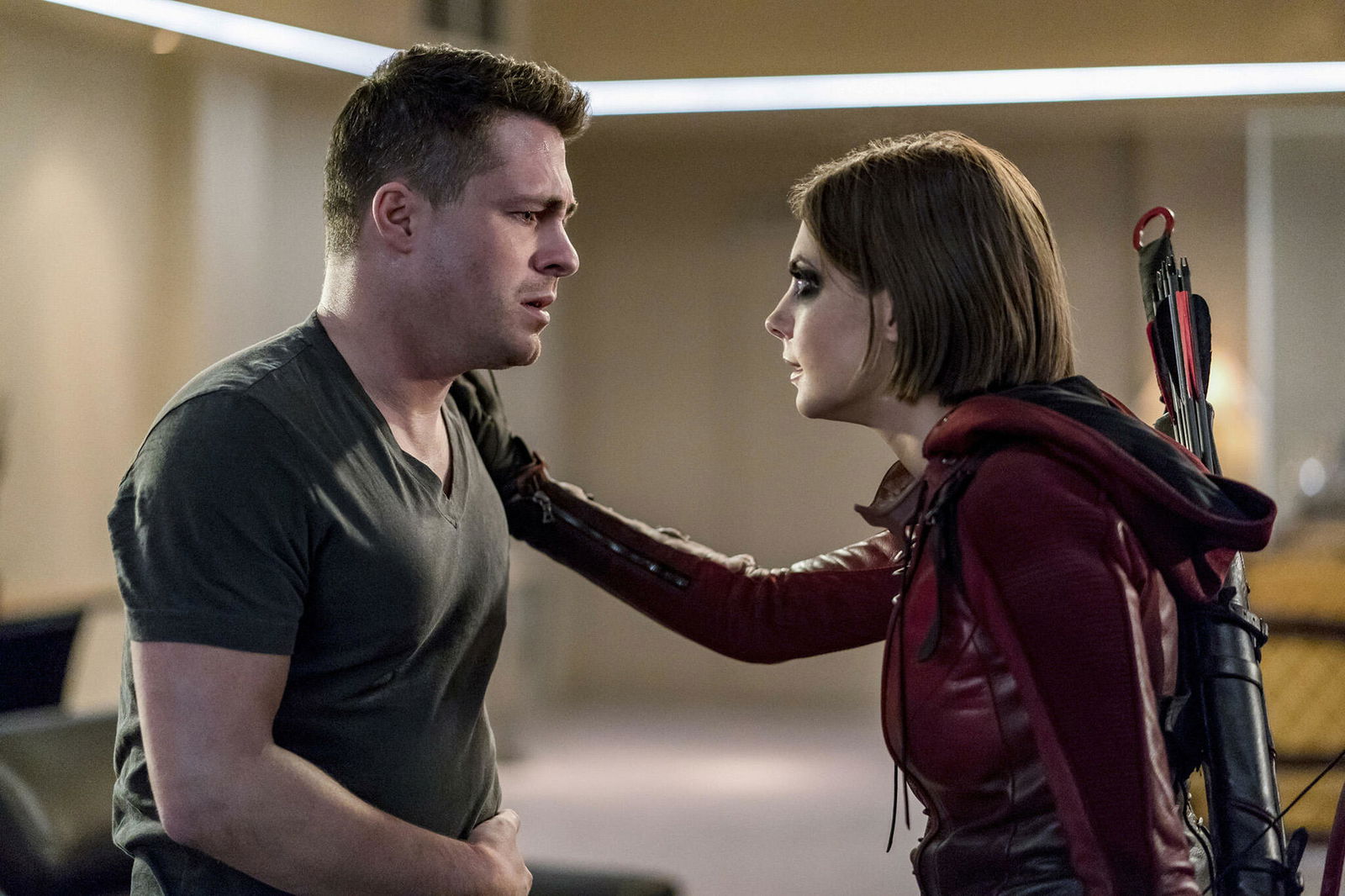 Arrow: Colton Haynes e Willa Holland in un'immagine promozionale Arrow: Colton Haynes e Willa Holland in un'immagine