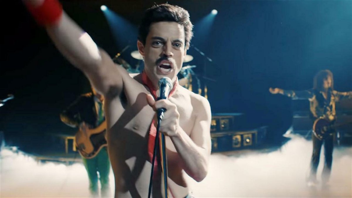 Rami Malek si esibisce come Freddie Mercury in una scena di Bohemian Rhapsody