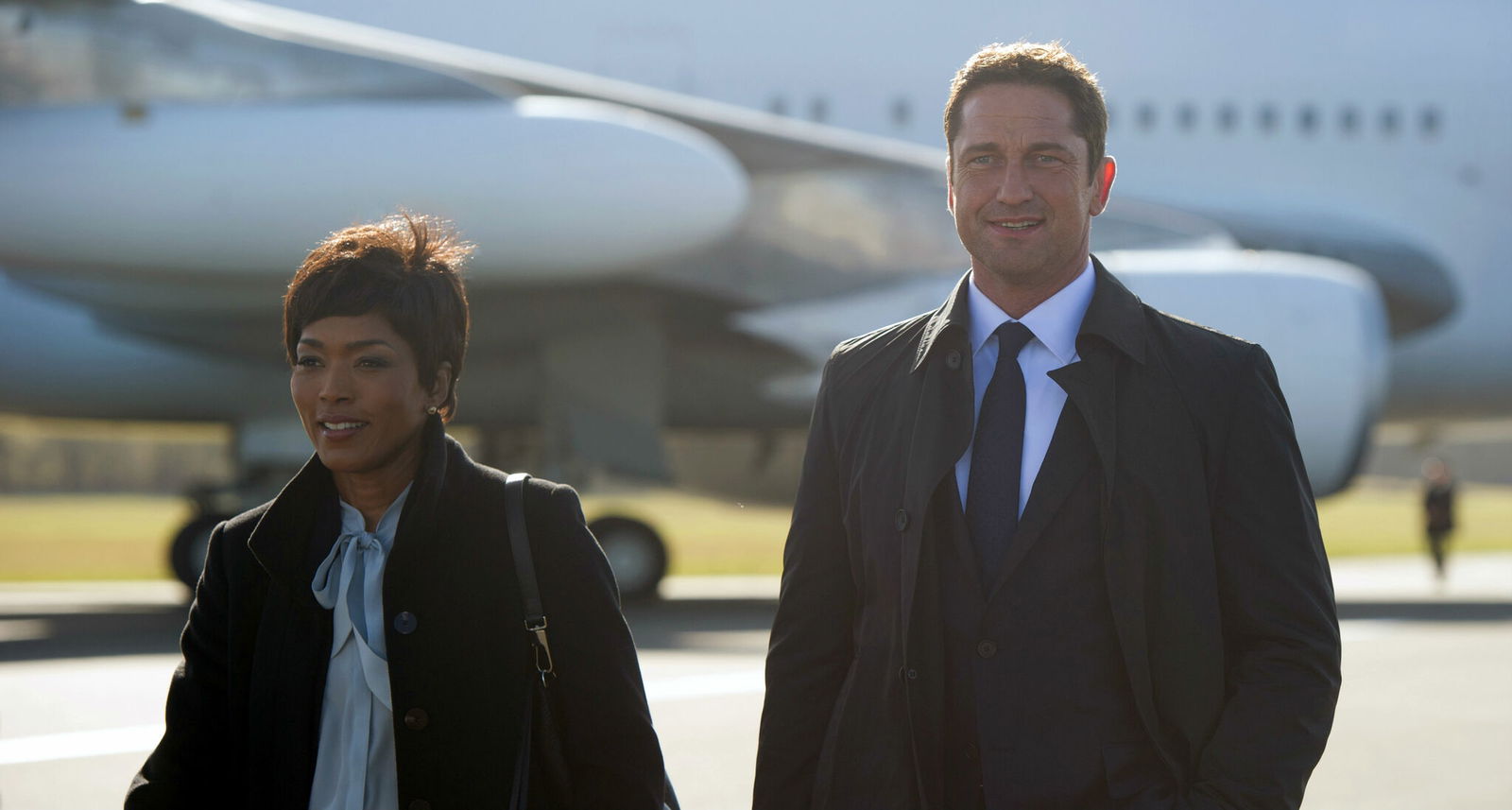 Clicca per vedere l'immagine originale Gerard Butler e Angela Basstt in una scena del film