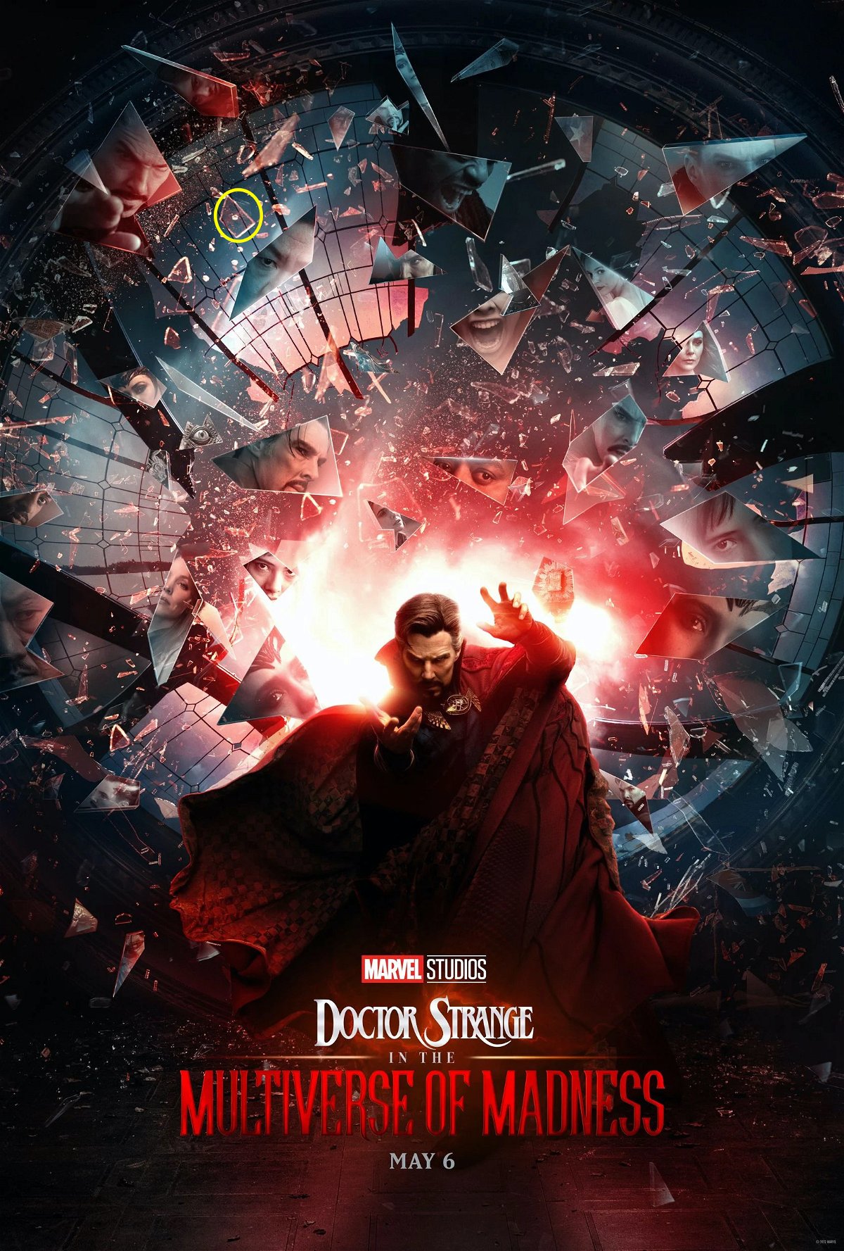 Il poster di Doctor Strange 2 con i frammenti di vetro