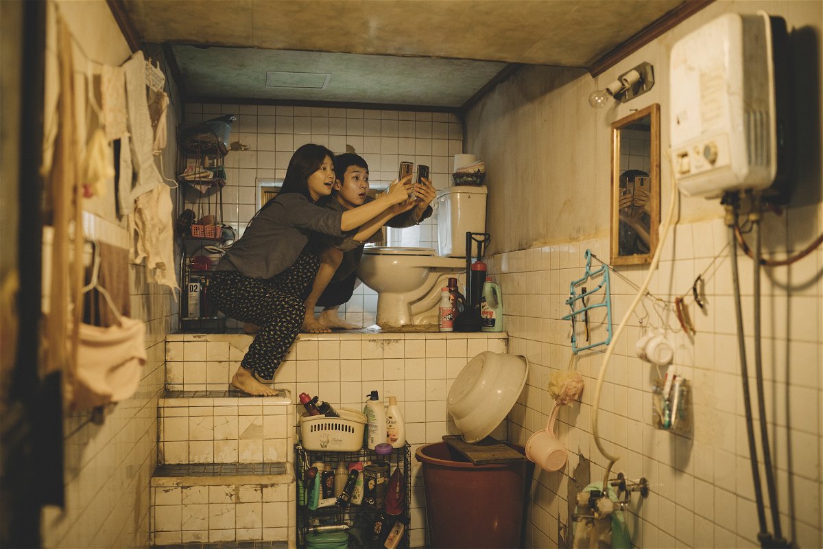 I due figli della famiglia Kim cercano di collegarsi ad una rete wi-fi nel bagno della propria casa