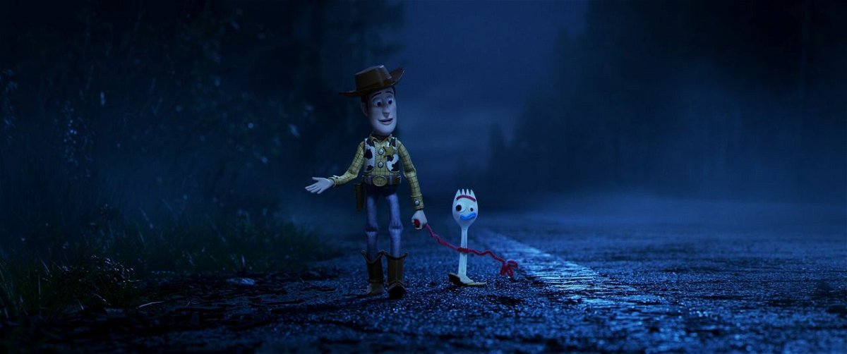 Woody e Forky passeggiano nella notte