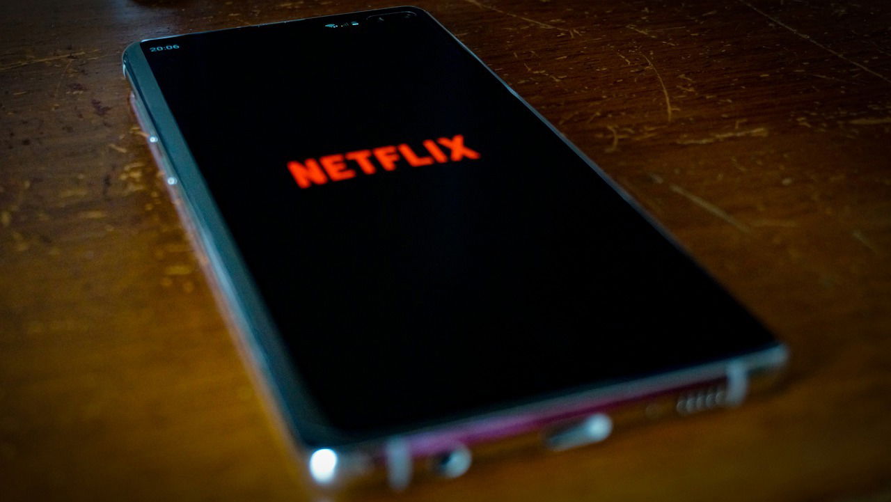 Click para ver la imagen original Netflix ejecutándose en un teléfono inteligente Samsung Galaxy