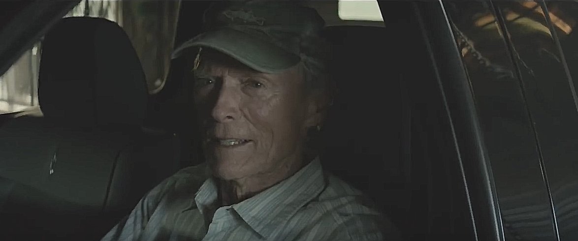 Clint Eastwood alla guida della sua auto in The Mule