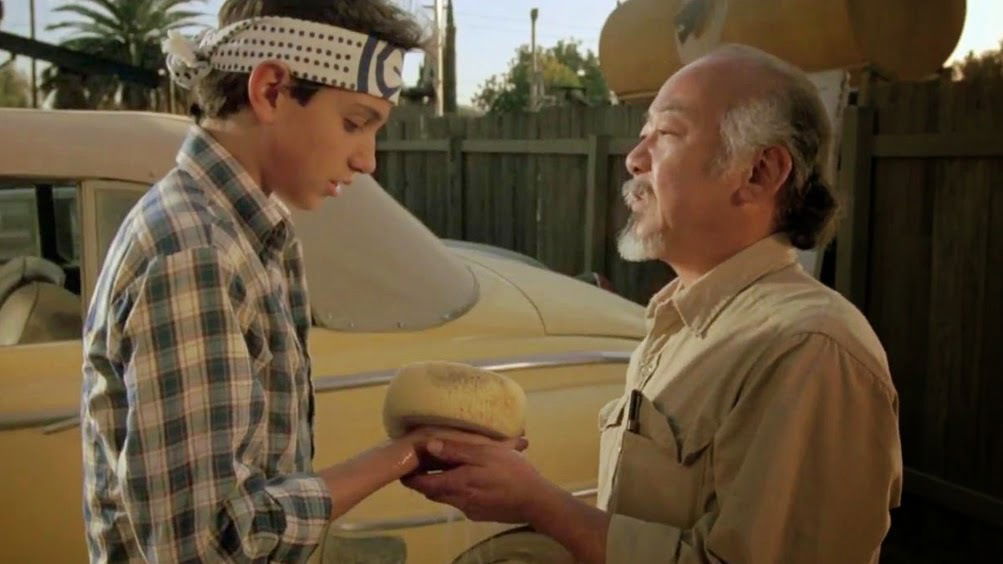 Clicca per vedere l'immagine originale Ralph Macchio e Pat Morita in una scena del film