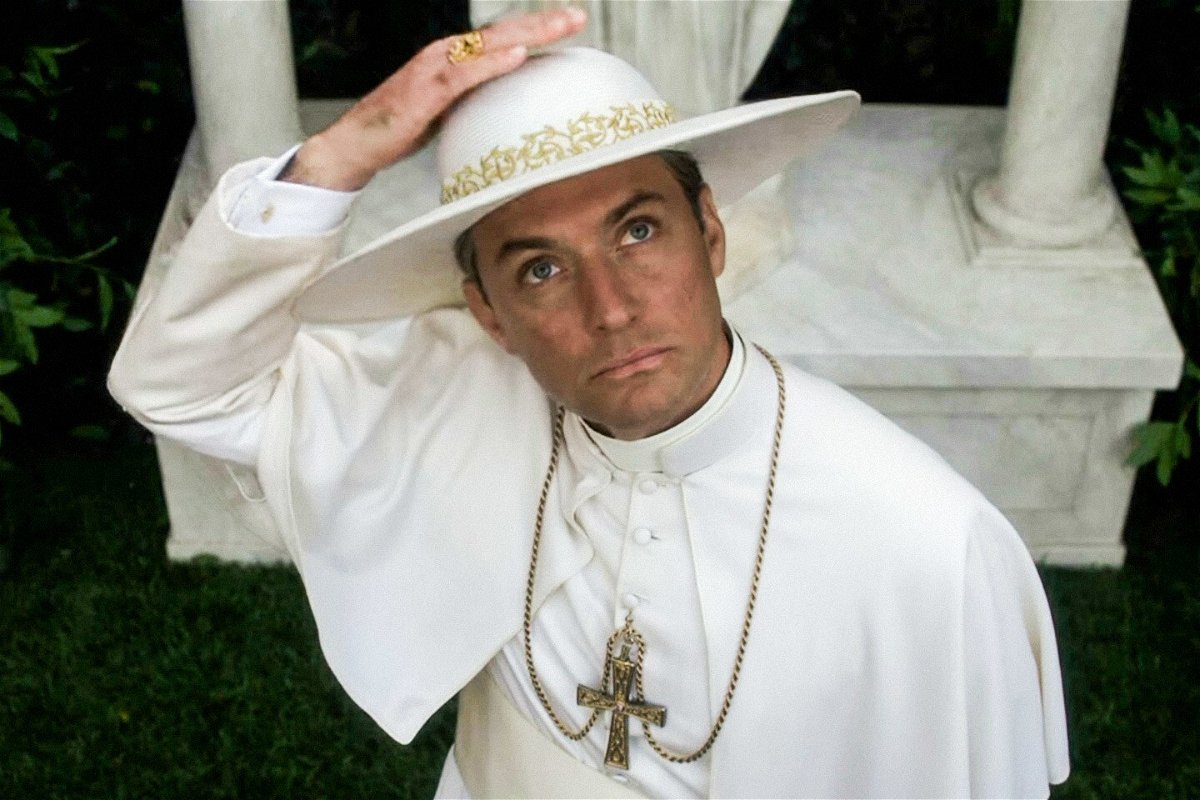 Jude Law in una scena della serie TV Sky Atlantic Young Pope