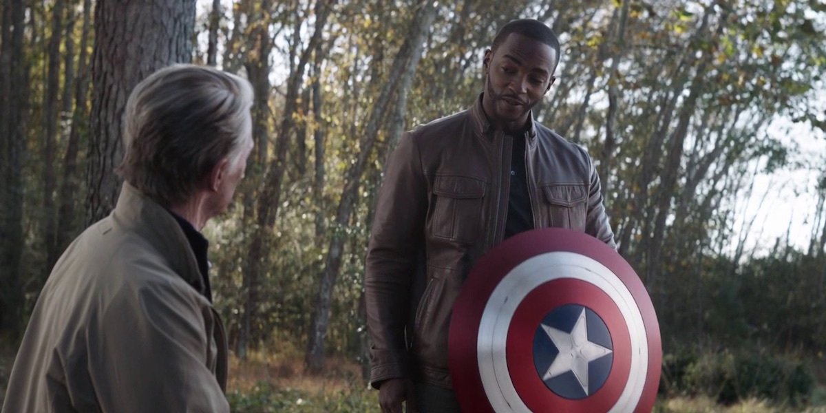 Steve Rogers consegna a Falcon lo scudo di Captain America in Avengers: Endgame