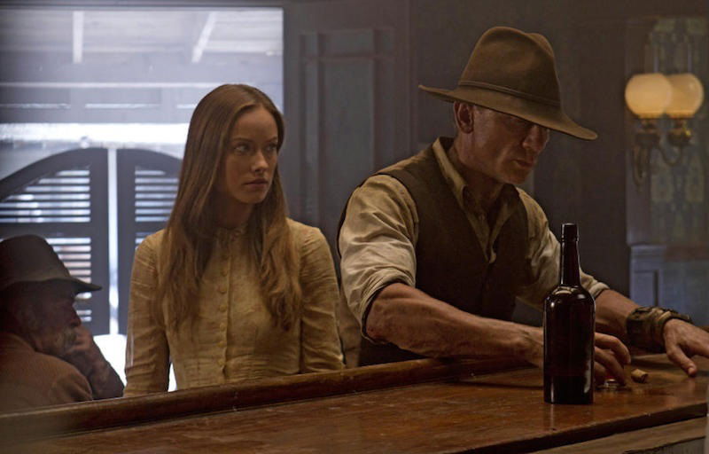 Clicca per vedere l'immagine originale Una scena di Cowboys and Aliens con Harrison Ford e Olivia Wilde