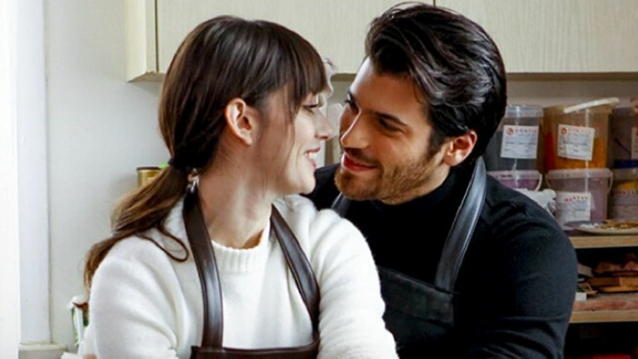 Click para ver la imagen original Özge Gürel y Can Yaman en una escena de Bitter Sweet - Ingredients of love