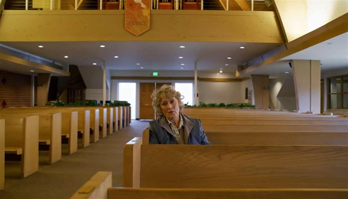 Meryl Streep seduta in chiesa in una scena di Panama Papers