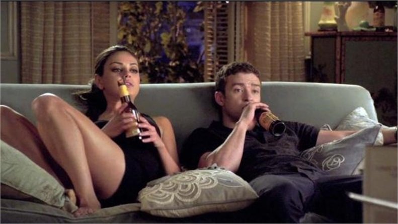 Justin Timberlake e Mila Kunis felici sullo stesso divano