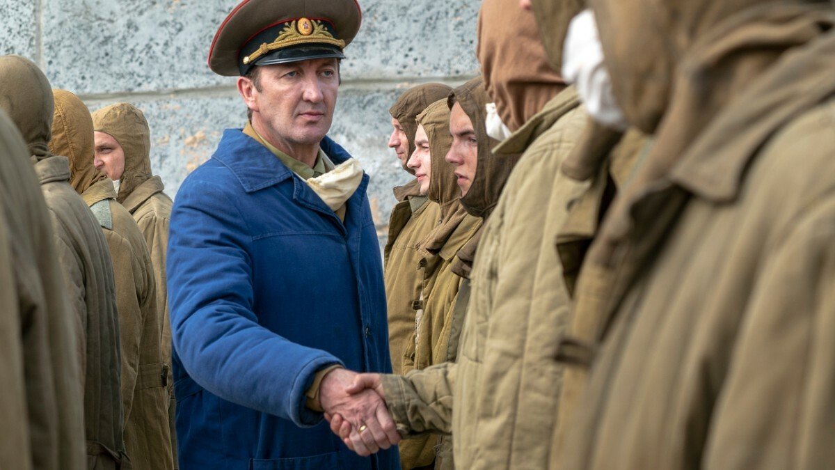Ralph Ineson in una scena della serie TV Chernobyl