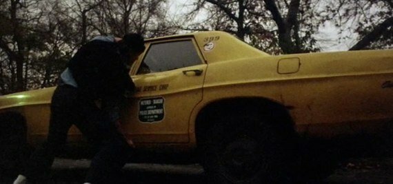 Arnold Schwarzenegger capovolge un taxi in una scena del film Ercole a New York