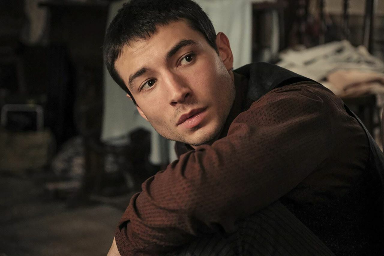Clicca per vedere l'immagine originale Ezra Miller nei panni di Credence