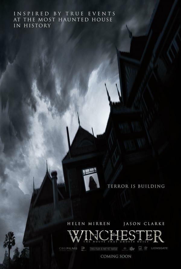 Winchester: The House That Ghosts Built il poster con la grande casa e un'ombra alla finestra