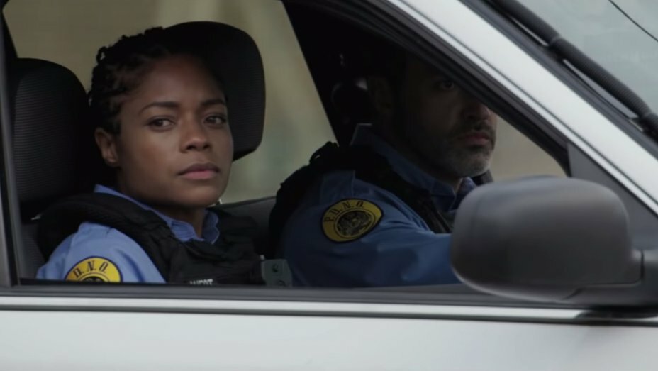 Black and Blue, il thriller poliziesco con Naomie Harris Naomie Harris guarda fuori al finestrino della sua auto in una scena del film