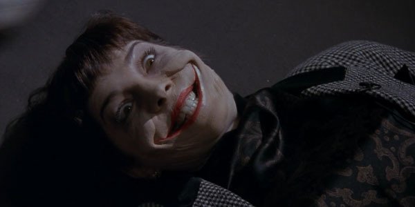 Il ghigno di una delle vittime del Joker nella pellicola di Tim Burton