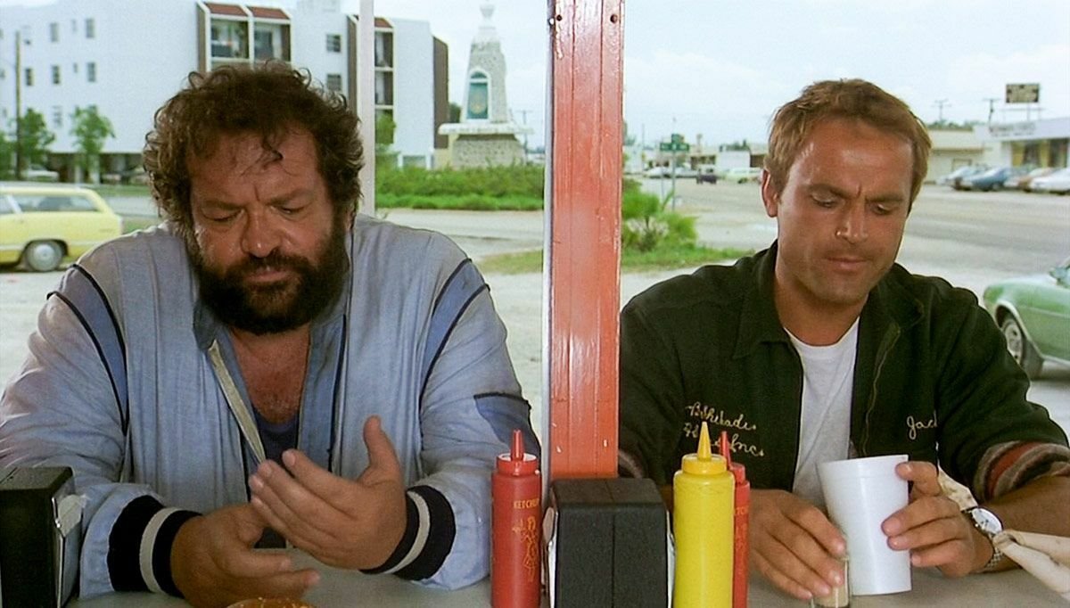 Bud Spencer e Terence Hill in una scena del film I due superpiedi quasi piatti