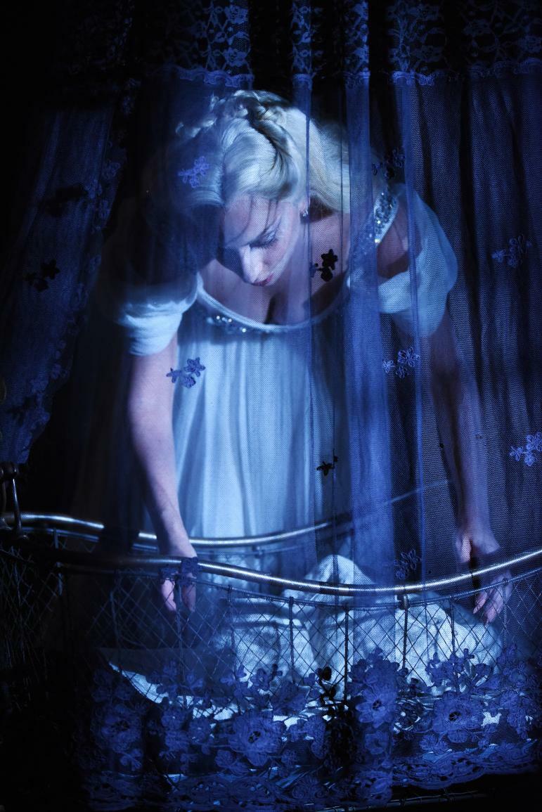 Clicca per vedere l'immagine originale American Horror Story: Hotel - Una scena da La stanza 33