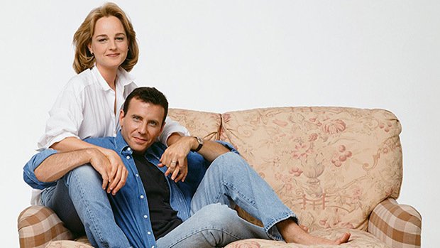 Helen Hunt e Paul Reiser abbracciati sul divano