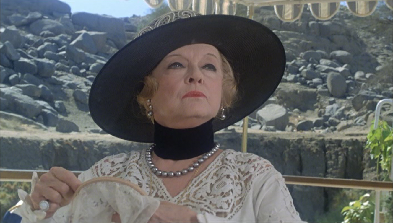 Clicca per vedere l'immagine originale Bette Davis interpreta una ricca signora in Assassinio sul Nilo