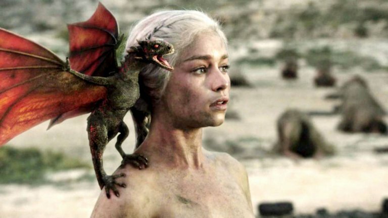 Foto di Emilia Clarke/Daenerys Targaryen dalla prima stagione di Game of Thrones 