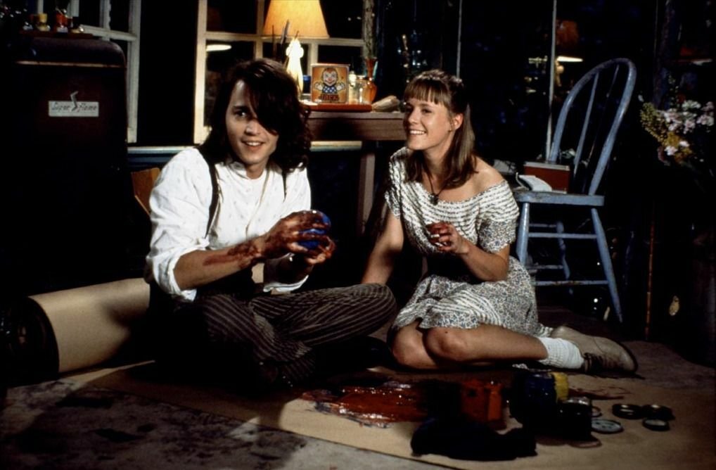 Mary Stuart Masterson e Johnny Depp in una scena iconica del film Benny and Joon