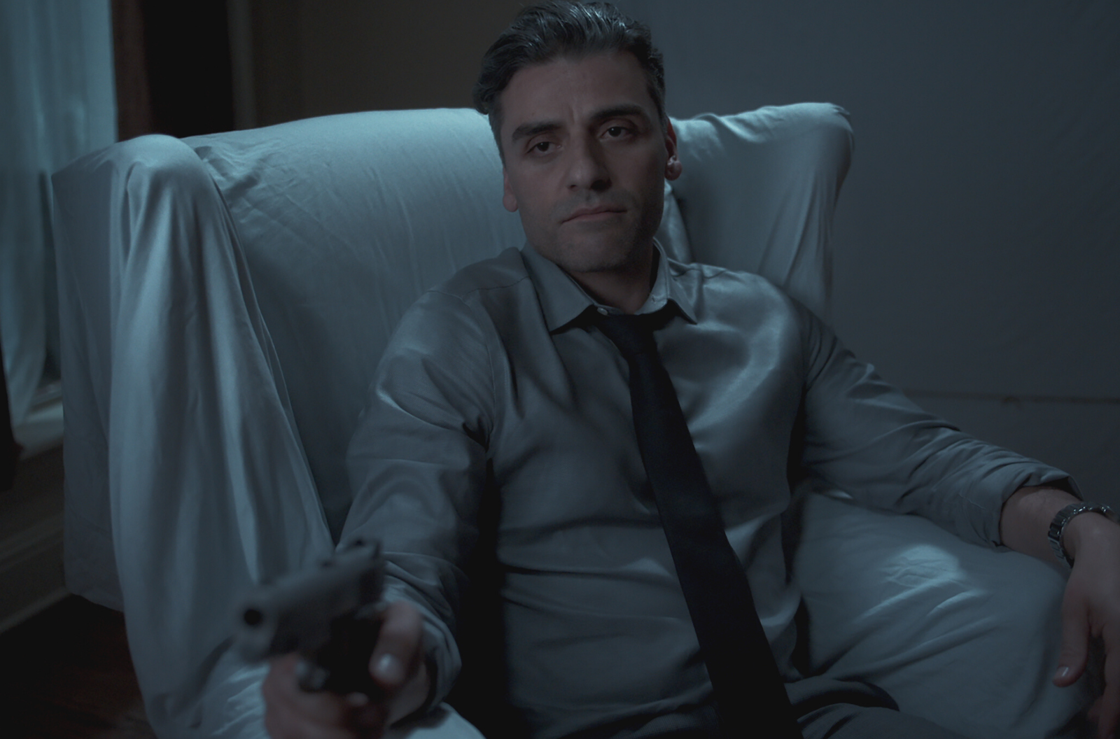 Clicca per vedere l'immagine originale Oscar Isaac punta la pistola