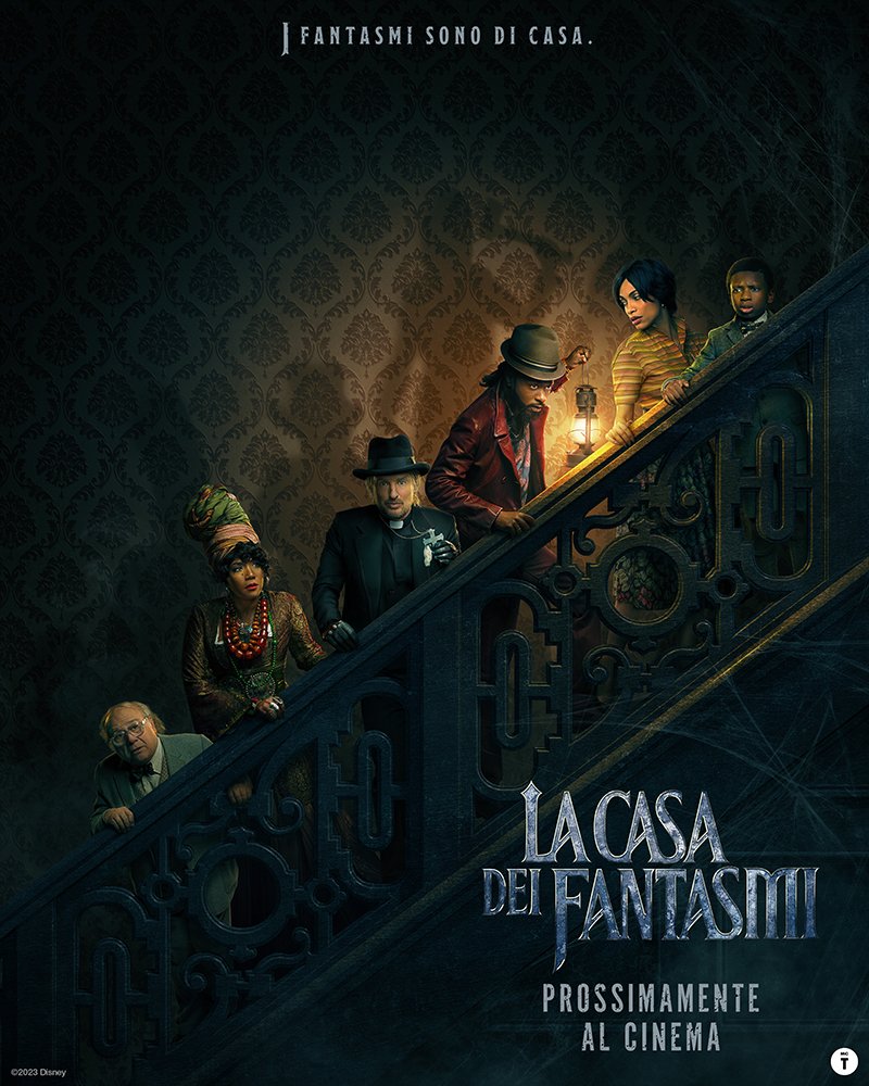 Poster ufficiale del film Disney La casa dei fantasmi - Foto di gruppo dei protagonisti mentre salgono una scala