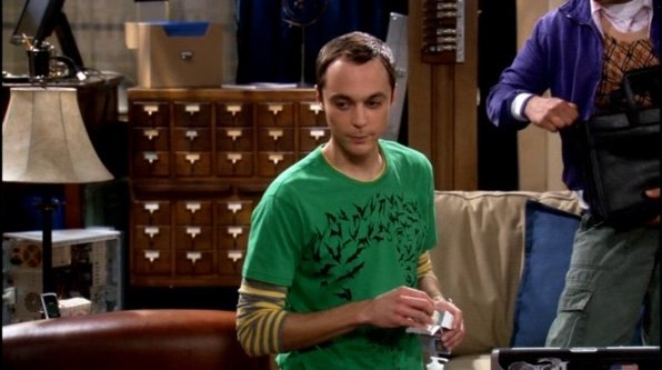 <p>Un'altra maglietta frequentemente indossata da Sheldon &egrave; quella di uno dei suoi nemici preferiti di Batman: l'Enigmista.</p>
